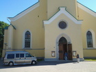 EELK Tallinna Jaani koguduse hoone ees